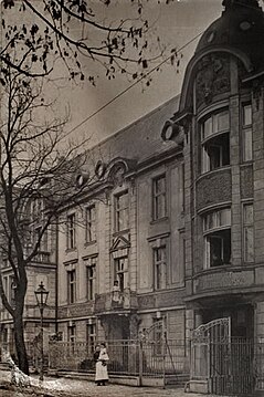 The building with its fenced garden (1909)