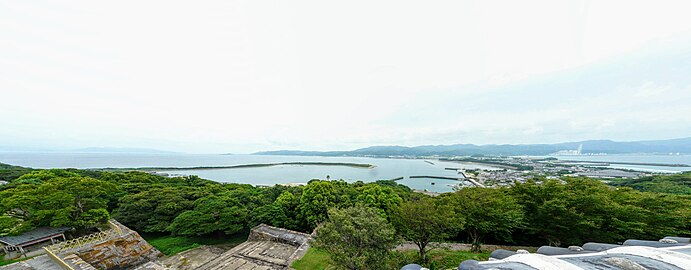 富岡城から見た巴湾、富岡港、富岡の町並