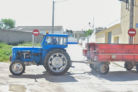 Tractor hunting in Villamayor de Santiago