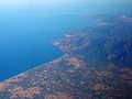 Vue aérienne d'Argelès-sur-Mer (au centre) au pied des Pyrénées (2016)