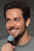 Zachary Levi interprète Luke Collins (en).