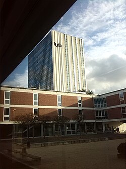 Blick ins Atrium, im Hintergrund das h_da-Hochhaus