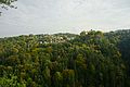 Blick über das tief eingeschnittene Polenztal zum Ortskern von Hohnstein und zur Burg