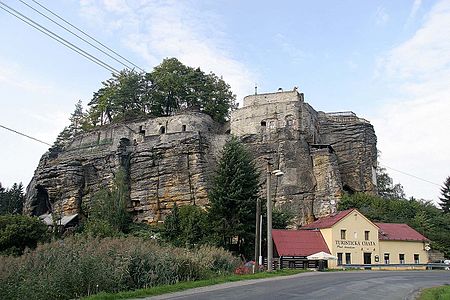 Le château de Sloup sur la falaise.