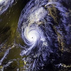 Image satellite de l’ouragan Iniki proche de son pic d’intensité.