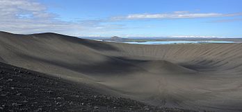 Vulcão Hverfjall, situado na Região Nordeste da Islândia, é um raro exemplo de vulcão com anel de tufo. Sua cratera tem um diâmetro aproximado de um quilômetro. Ao fundo se pode ver o lago Mývatn. (definição 5 468 × 2 550)