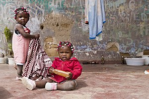 Kinder beim Kleideraufhängen in Namibe, Angola