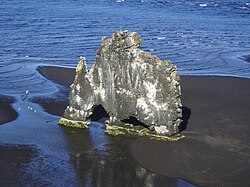 Le Hvítserkur vue depuis la falaise le dominant.