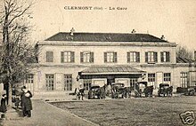 Vue du bâtiment voyageurs et de la cour de la gare au début des années 1900