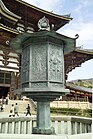 東大寺の金銅八角灯籠（奈良県、奈良時代、国宝）。