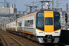 22000系の後方にサニーカーを連結した列車。ブレーキの読替装置があるためにこの様な系列を選ばない柔軟な編成が組めることが可能である。