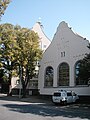 Wetterhahn (Mitte oben) und Turnhalle (rechts)