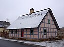 Wohnhaus mit straßenseitiger Einfriedung