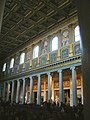 Nef de la basilique Sainte-Marie-Majeure de Rome avec colonnes ioniques des Ve et VIe siècles soutenant un plafond à caissons Renaissance.