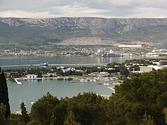 Greda. Ispod tupinolom Sv. Juraj. Uz obalu: Kaštel Sućurac, pogoni Dalmacijacementa i Sv. Kajo.