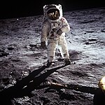 Premiers pas sur la Lune de Buzz Aldrin le 20 juillet 1969 lors de la mission Apollo 11 avec sa combinaison spatiale A7L.