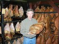 Jambon de campagne sur des étagères