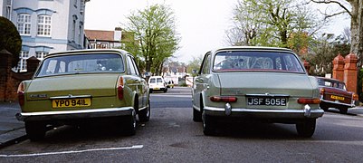 Morris 1800 Mark I (à droite) et plus tard la Mark III; vue arrière de comparaison