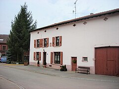 Maison lorraine typique au centre du village.