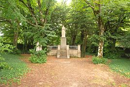 Statue de St Secondel (1854) dans un enclos où St Friard et St Secondel devaient cultiver leur jardin.