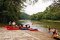 Visitantes com caiaques e canoas no Chattahoochee.