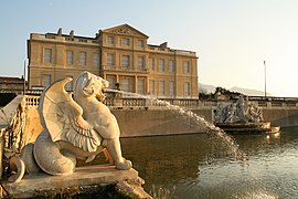 Statues et château.