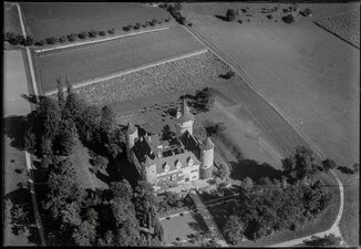 Замок с высоты птичьего полёта на фотографии 1947 года