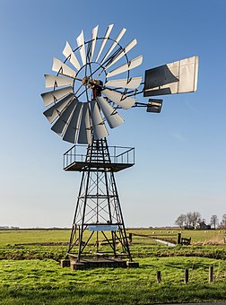 Moinho agrícola de estilo americano, utilizado para drenar um dos cinco pôlderes da vila de Goingarijp no município De Fryske Marren, Frislândia, Países Baixos. Os moinhos de vento tornaram-se redundantes quando os cinco pôlderes se fundiram em um que era atendido por uma única estação de bombeamento localizada em Terkaple. Este moinho de vento em particular foi restaurado em 2007 (definição 3 232 × 4 362)