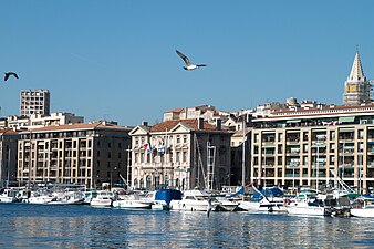 Les immeubles Pouillon entourant la mairie.