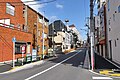 北新宿の西側では神田川へ至る下り坂となっている（末広橋付近から東を見る）。