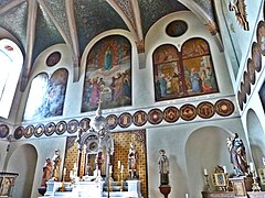 Capilla del palacio. Pared del altar con pinturas de Eduard von Steinle