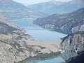 Vue du barrage et d'une partie du bassin d'Espinasses (en aval) et de Serre-Ponçon (en amont).