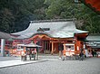 熊野那智大社拝殿。寺社の壮麗な社頭の維持には多額の費用を要する。