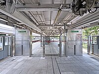 已被玻璃欄杆封閉的已停用月台候車範圍（2024年5月）