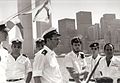 לוחמים מצוות אח"י תרשיש (סער 4), ובמרכז מפקדה רס"ן שאול חורב על רקע מגדלי התאומים במנהטן ניו יורק, יולי 1976.