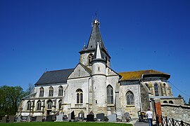 entourée de son cimetière,