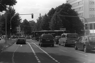 Der Bus kann zum Linksabbiegen am nachfolgenden Knotenpunkt (ca. 30m) alle Spuren queren. Die Freigabe des Individualverkehrs wird zeitlich versetzt vorgenommen.