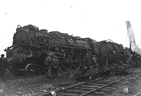 Locomotive du train tamponneur après l'accident.