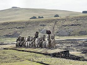 На переднем плане каменные истуканы. На заднем плане вулкан Пука-КаТики. (28 марта 2004 г.).