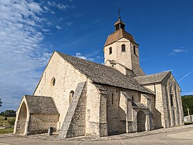 Photographie présentant l'église de Saint-Hymetière vue depuis la route au nord-ouest