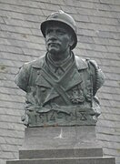 Buste de poilu par Eugène Bénet, datant de 1920, sur le monument aux morts