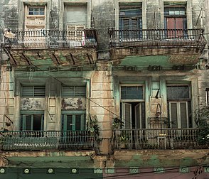 Façade d'immeuble dans la vieille ville de La Havane (Cuba). (définition réelle 4 581 × 3 928*)