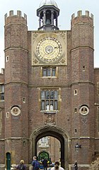 Porta di Anna Bolena, ad Hampton Court (1536). Il portale Tudor e l'orologio astronomico, fatto realizzare da Enrico VIII negli anni 1540 (C sulla piantina sopra). Due dei bassorilievi rinascimentali di Giovanni da Maiano sono incastonati nei mattoni.