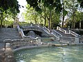 Brunnenanlage mit Bassins, Wasserfall, Treppen und Balustraden