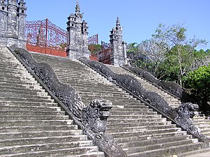 Escaliers et grilles d'entrée.