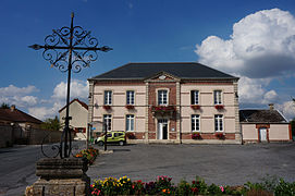 Mairie et croix de chemin.