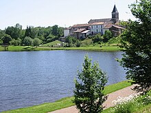 Montrollet et son étang sur le ruisseau du Pluyant