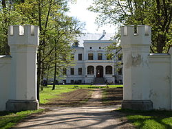 Entrance and the main building of Puurmani Manor