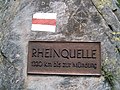 Plaque « source du Rhin » au lac de Toma, indiquant la longueur de son cours jusqu'à la mer du Nord.