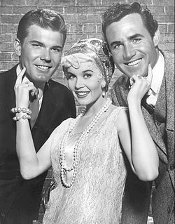 Donald May (vas.), Dorothy Provine (kes.), Rex Reason (oike.) televisiosarjassa The Roaring 20s.